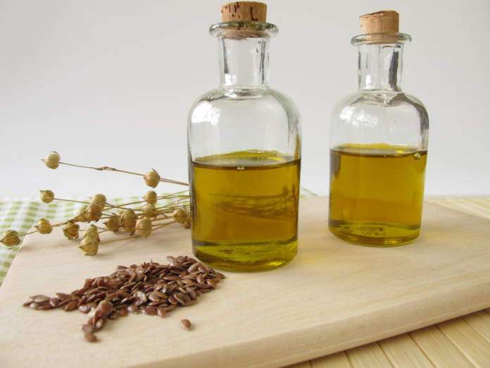 28427410 - linseed oil in small bottles PŁUKANIE UST OLEJEM