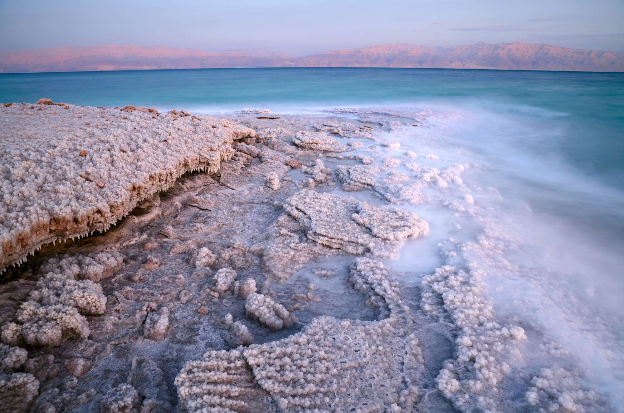 Мертвое море самая низкая. Береговая линия мертвого моря. Климат мертвого моря. Окраины мертвого моря.
