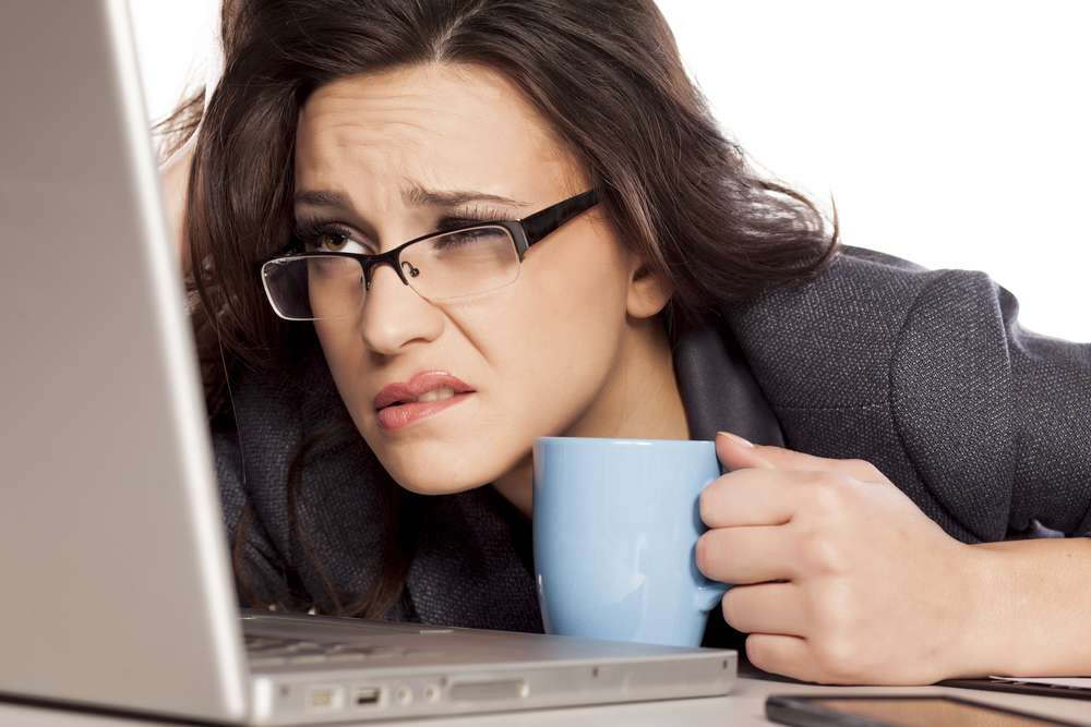 laptop=kobieta-kawa.senność-zmęczenie.jpg