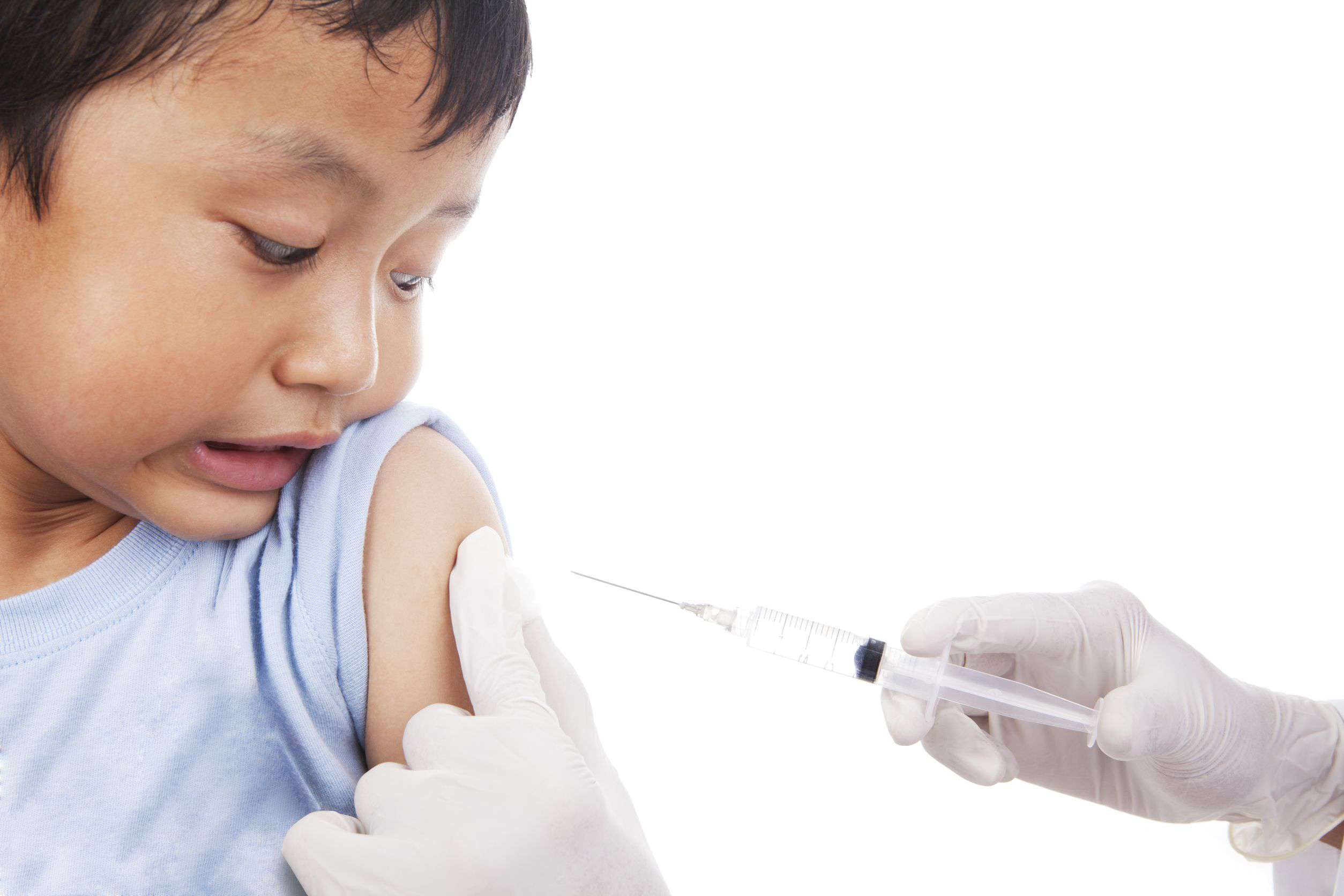 Прививки дети плачут. Вакцинация детей. Доктор с уколом для детей. Детские врачи делают уколы детям. Мальчику делают прививку арт.