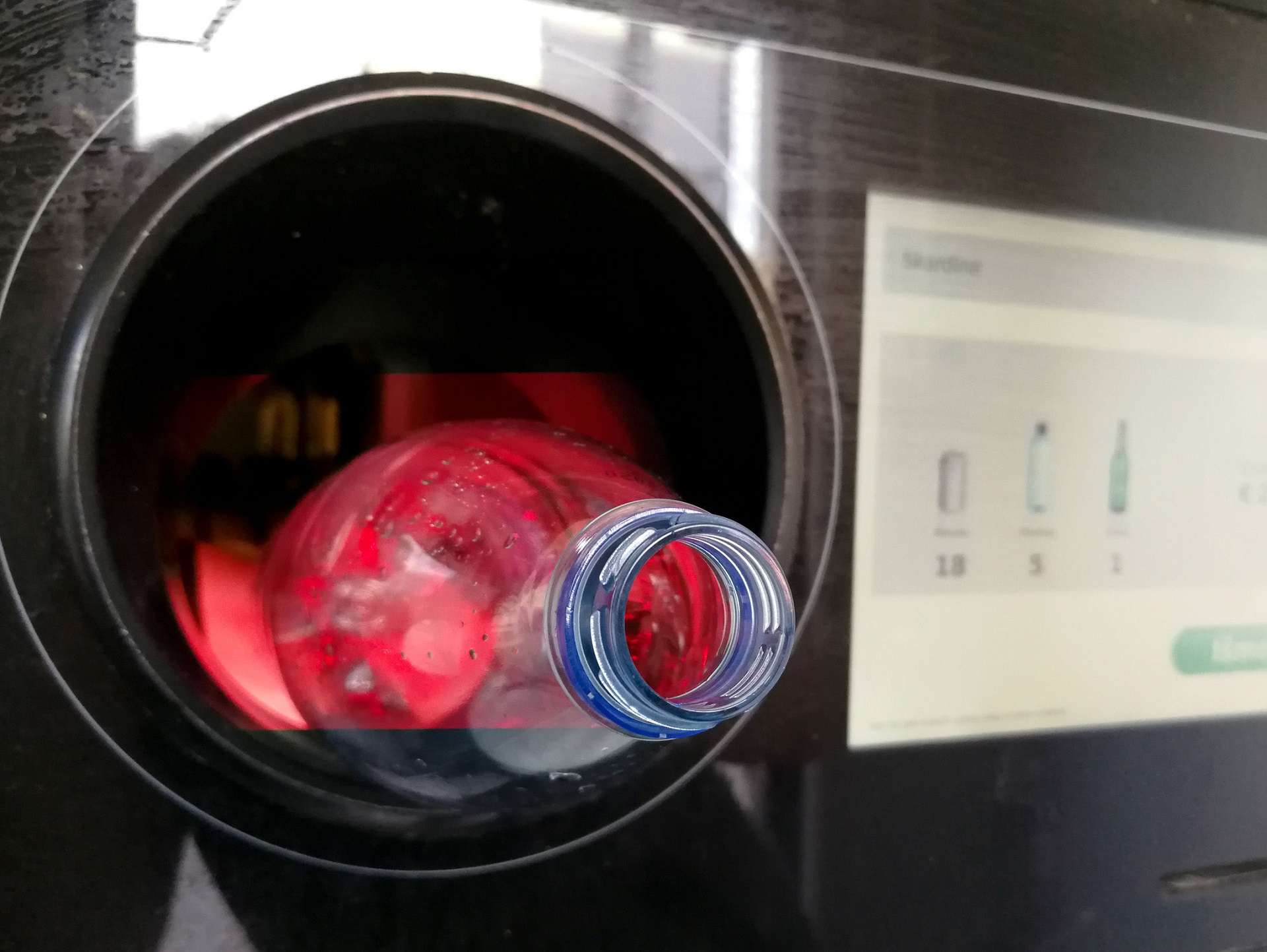 BILET ZA PLASTIKOWĄ BUTELKĘ? – AUTOMAT, KTÓRY PŁACI ZA RECYKLING