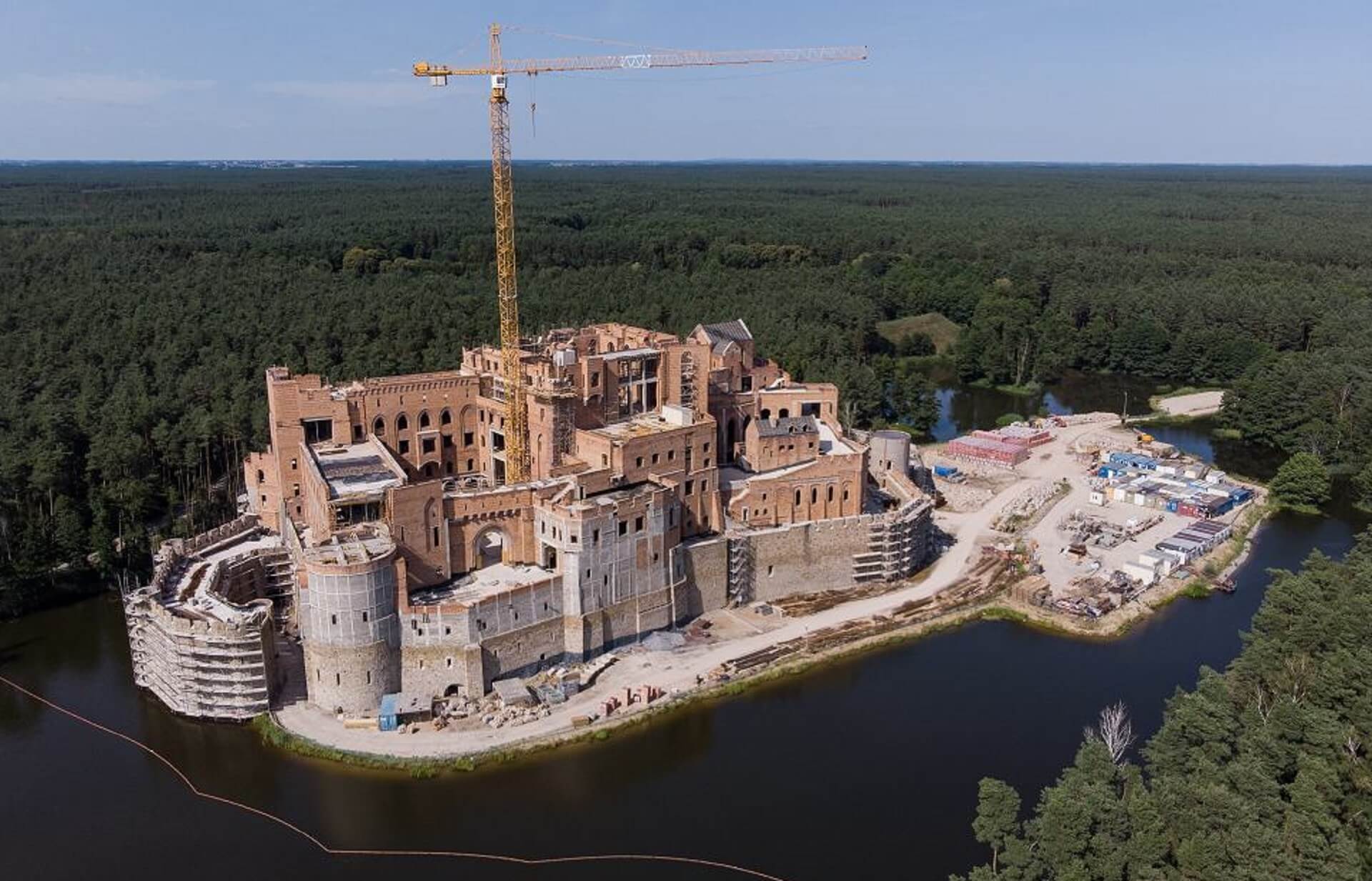 KTO BOGATEMU ZABRONI, CZYLI „TAK” DLA ZAMKU W PUSZCZY, ALE „NIE” DLA ZWYKŁEJ DOBUDÓWKI