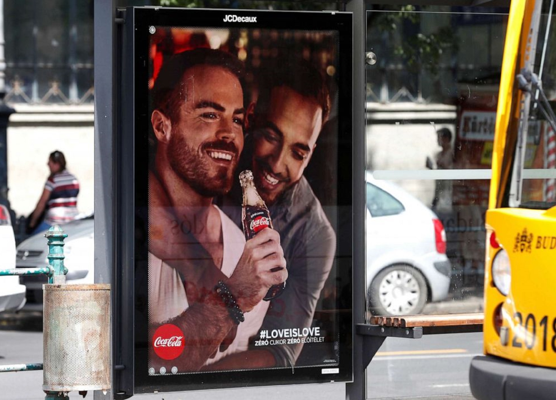 COCA-COLA UKARANA ZA HOMOSEKSUALNE REKLAMY