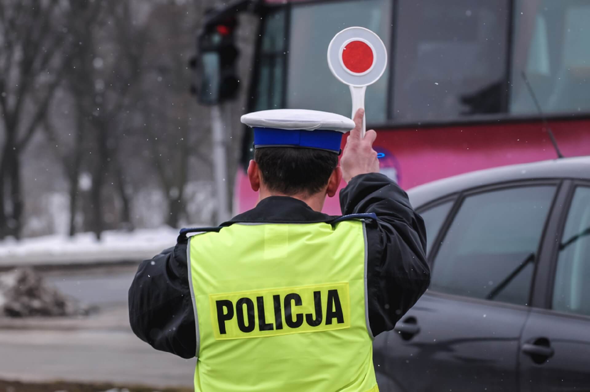 POLICJA POZA PRAWEM – KIEROWCY ZMIERZĄ SIĘ Z KURIOZALNYMI PRZEPISAMI KONTROLI DROGOWYCH