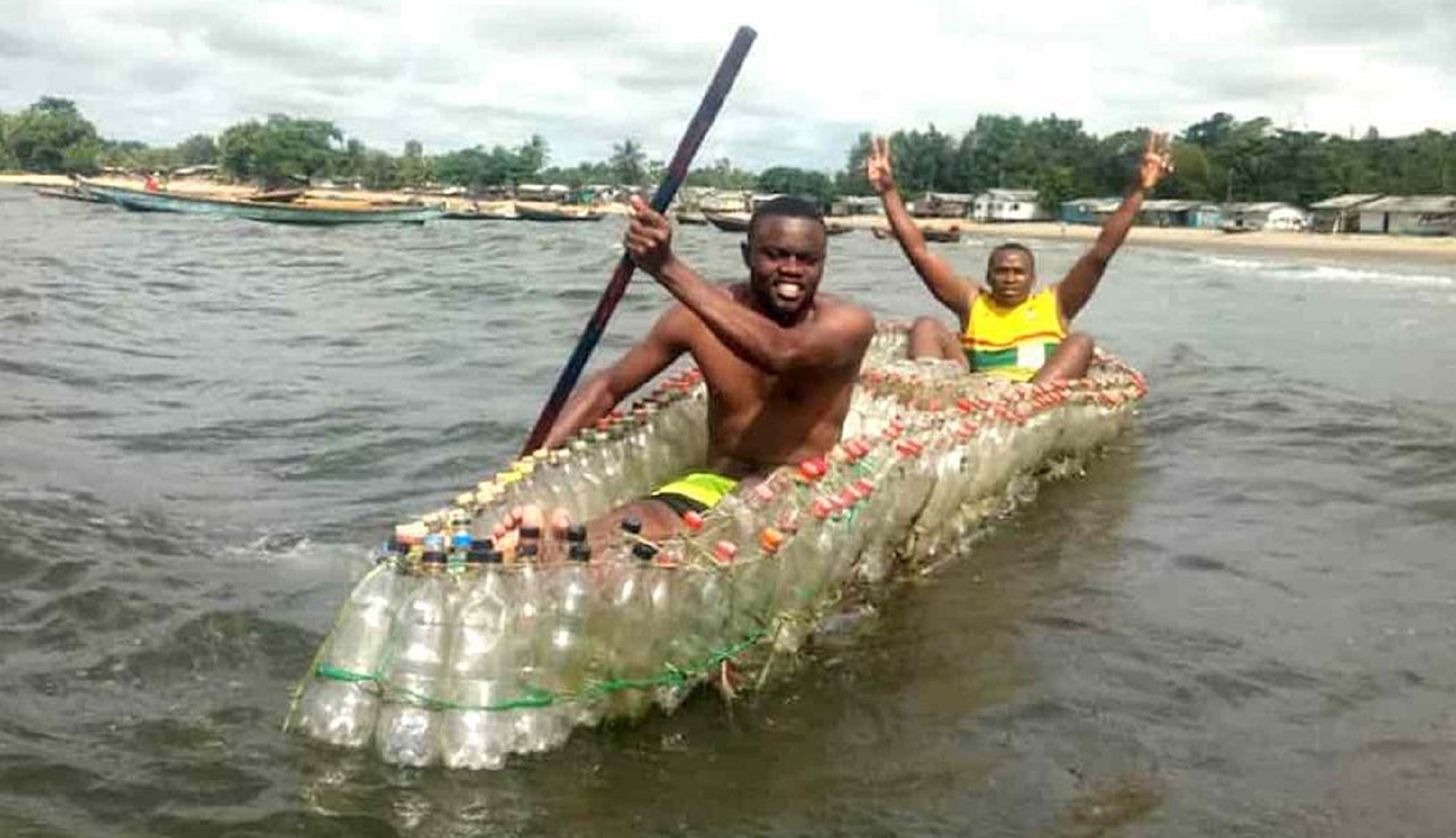 ECOBOATS – KAMERUŃSKIE KAJAKI Z PLASTIKOWYCH BUTELEK