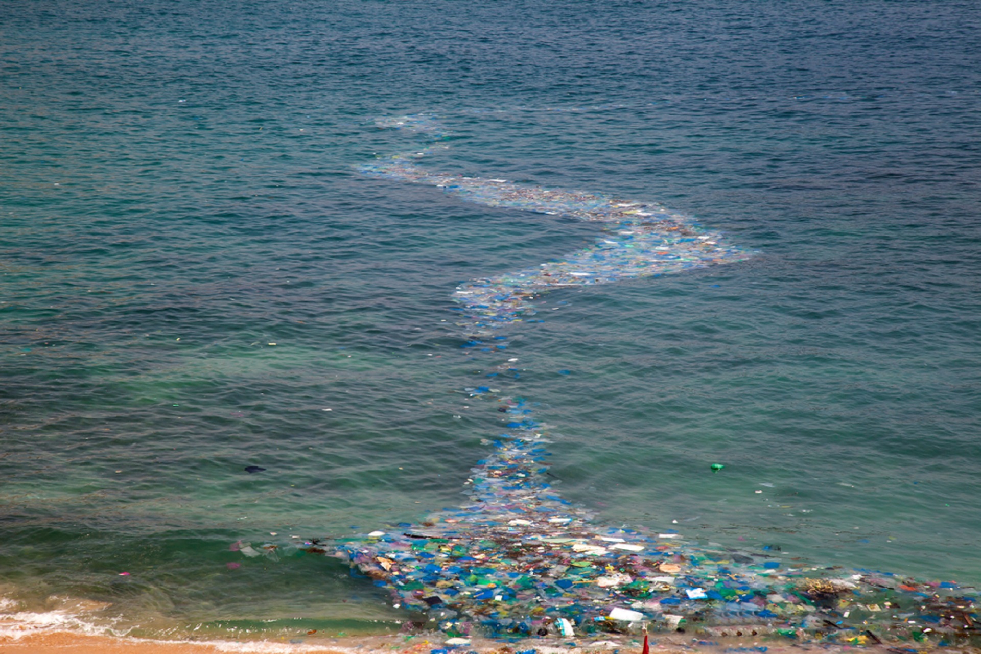 CHINY ZALEWAJĄ OCEAN PLASTIKOWYMI ODPADAMI Z CAŁEGO ŚWIATA