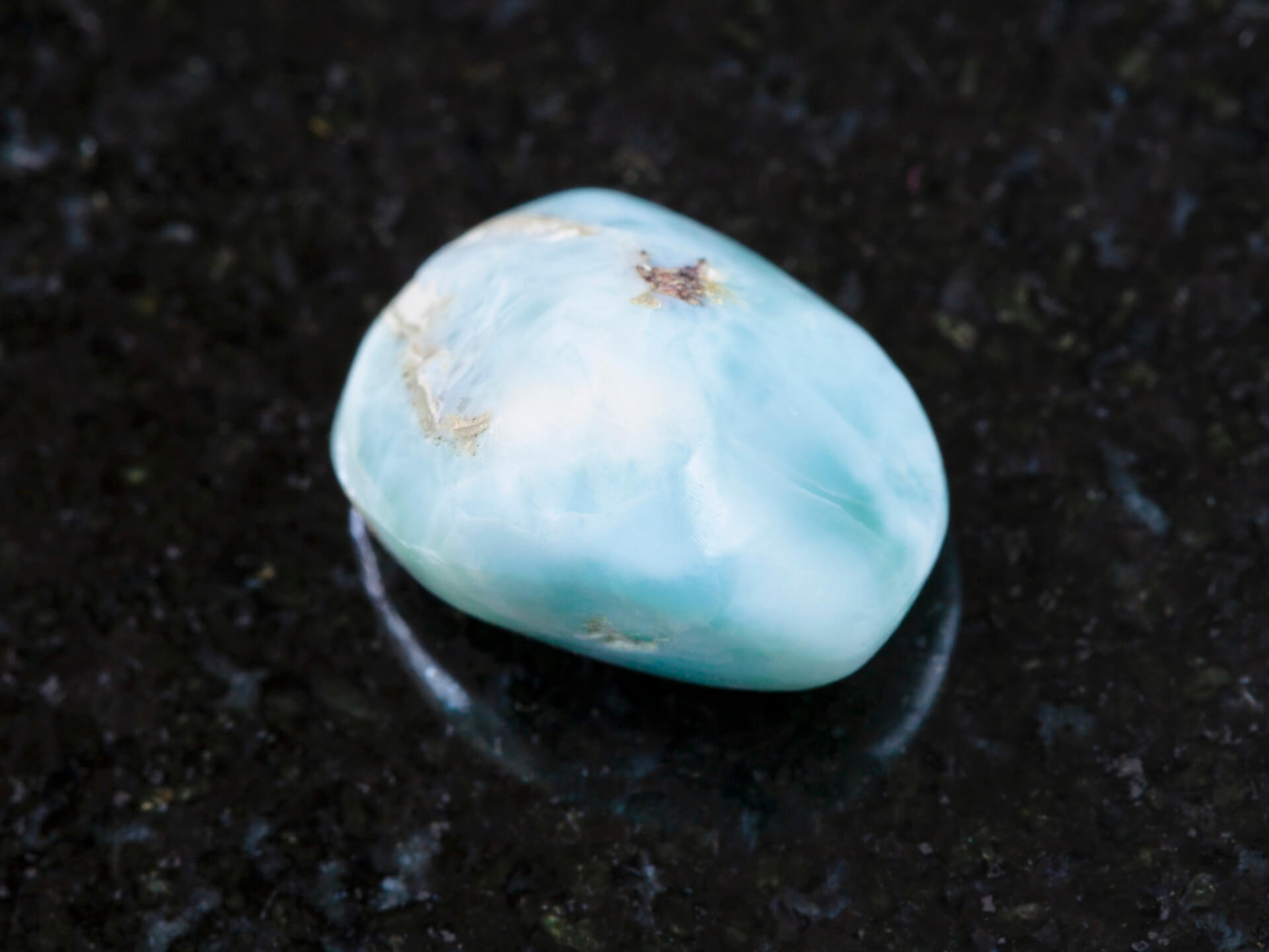 LARIMAR – ZBAWIENNY MINERAŁ Z KARAIBÓW