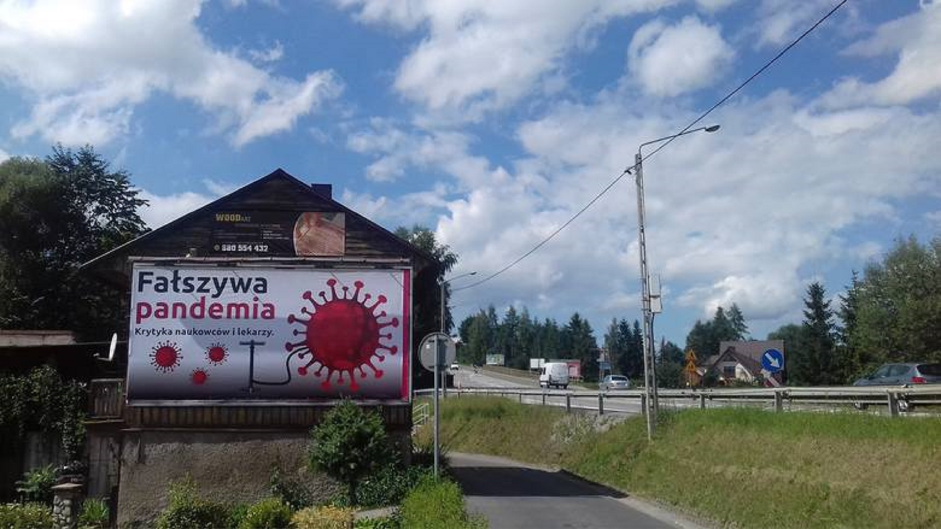 „FAŁSZYWA PANDEMIA” – WIELKI BILLBOARD ZAWISŁ PRZY ZAKOPIANCE