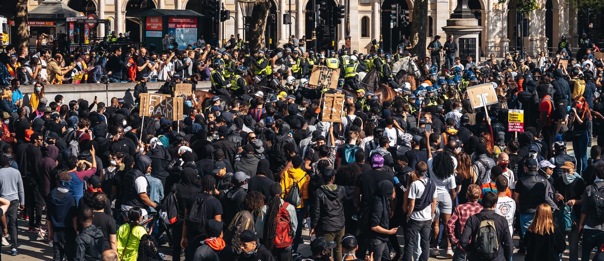 LONDYŃCZYCY NIE ODPUSZCZAJĄ „KORONAWIRUSOWI”! PROTEST GONI PROTEST