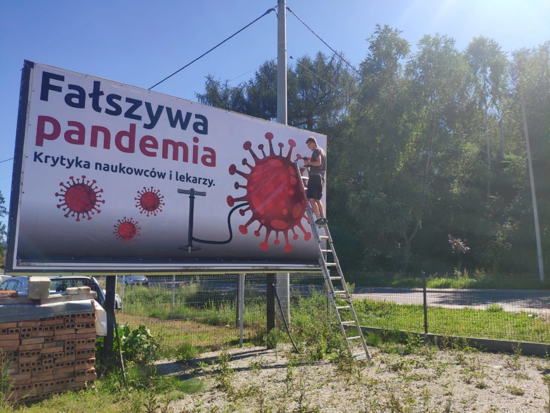 SŁYNNY BILLBOARD „FAŁSZYWA PANDEMIA” MUSIAŁ ZMIENIĆ LOKALIZACJĘ