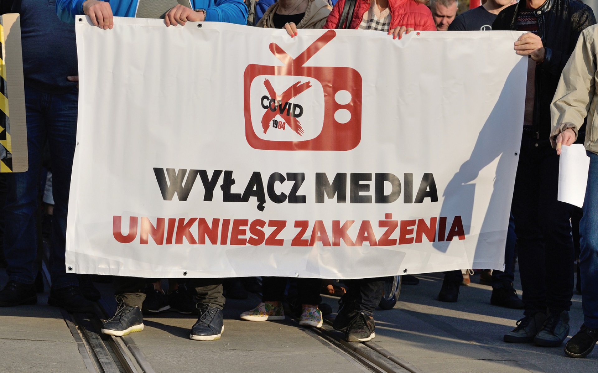 „TRZEBA WPISAĆ COVID-19” – WIELKA WPADKA W TVP INFO