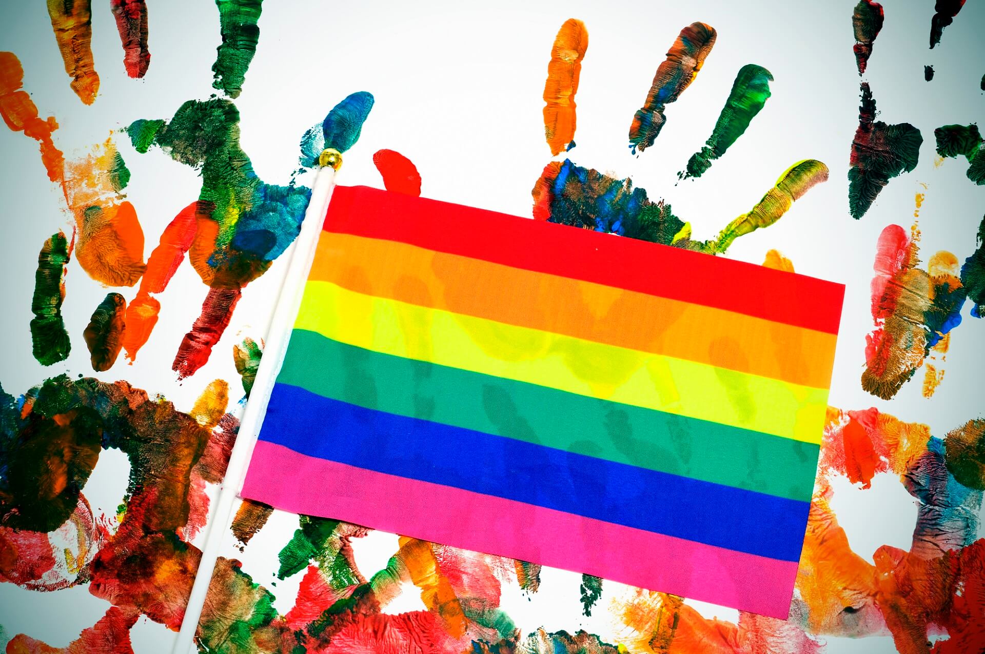 „EDUKATORZY” LGBT ZACHĘCAJĄ MŁODZIEŻ DO HOMOSEKSUALNYCH ORGII