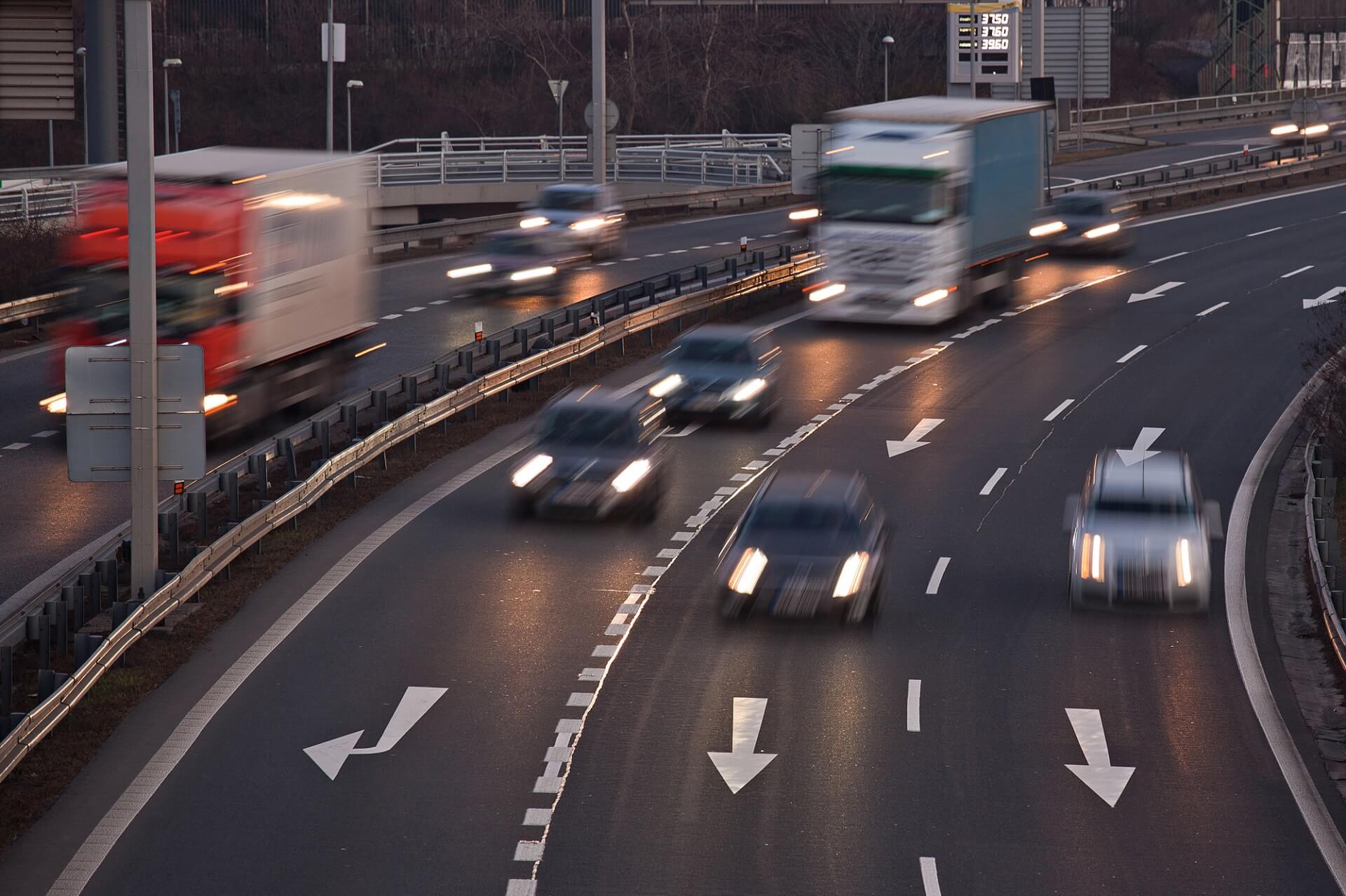 SKARBÓWKA KUPUJE NOWE AUTA, BY „WTOPIĆ SIĘ W TŁUM” I KONTROLOWAĆ AUTOSTRADY