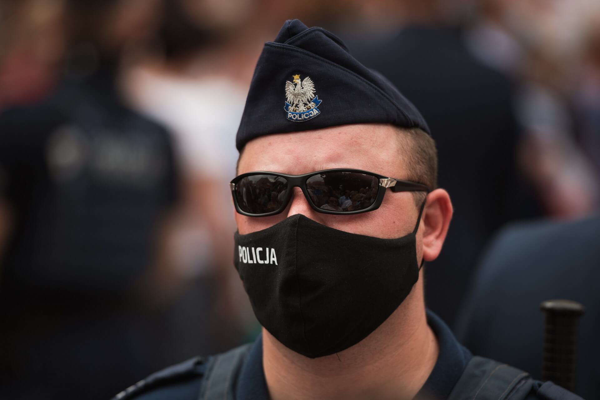 POLICJANCI PRZERAŻENI ODPOWIEDZIALNOŚCIĄ MAJĄTKOWĄ ZA COVIDOWE MANDATY